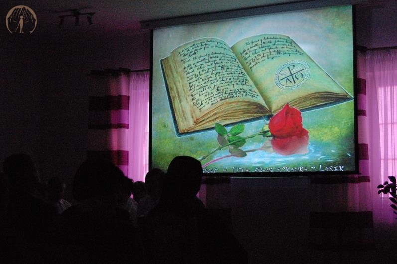 Sala muzykoterapii w Soli Deo, mieszkanki prezentują montaż słowno-muzyczny 