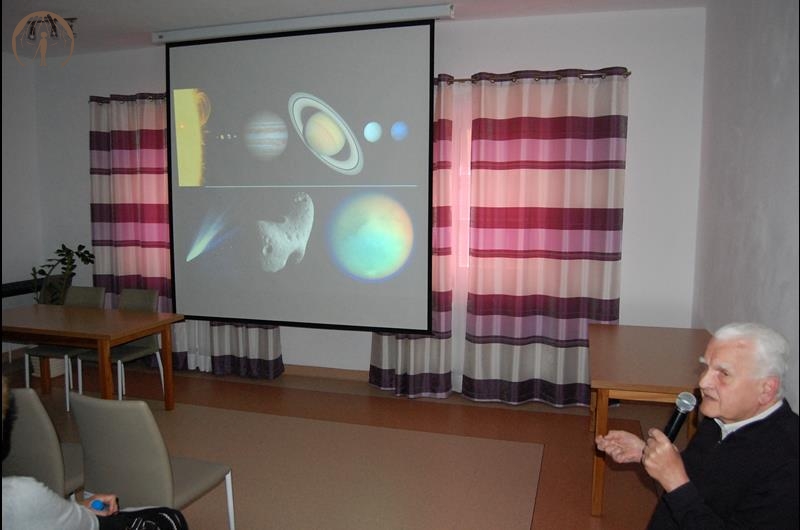 Sala muzykoterapii w Soli Deo, prof. Krzysztof Ziołkowski prowadzi wykład wzbogacony prezentacją fotografii wszechświata