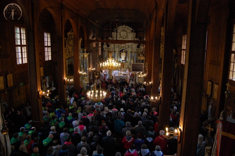 Sanktuarium Św. Stanisława w Górecku Kościelnym, pielgrzymi modlą się w czasie Mszy Świętej