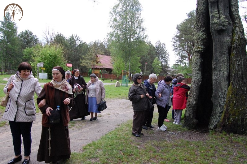 Pielgrzymi zwiedzają okolice Sanktuarium Św. Stanisława w Górecku Kościelnym