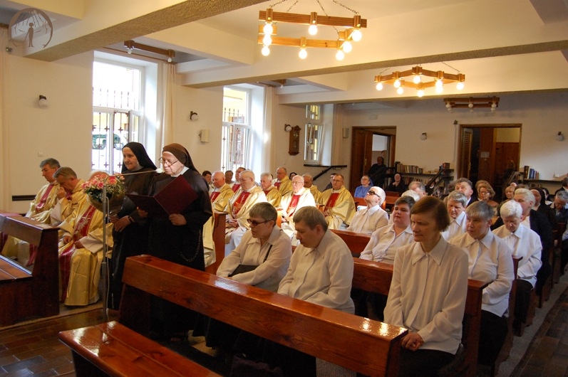 Kaplica w Domu Nadziei, s. Anna Maria odczytuje list okolicznościowy kierowany przez Siostry Franciszkanki Służebnice Krzyża do ks. Antoniego Troniny, obok stoi s. Felixa z bukietem róż