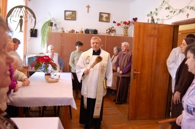 Ksiądz Antoni z wizytą u Mieszkanek na skrzydle