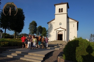 Grupa pielgrzymów wraca z Sanktuarium Matki Bożej Bolesnej