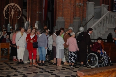 Pielgrzymi wewnątrz Bazyliki Mniejszej Wniebowzięcia Najświętszej Maryi Panny w Białymstoku