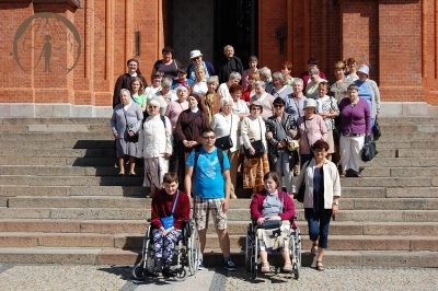 Pielgrzymi na schodach przed Bazyliką Mniejszą Wniebowzięcia Najświętszej Maryi Panny w Białymstoku
