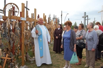 Sanktuarium Matki Bożej Bolesnej, Góra Krzyży ks. Alfred przemawia do pielgrzymów
