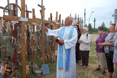 Sanktuarium Matki Bożej Bolesnej, Góra Krzyży ks. Alfred poświęca Krzyż Domu Nadziei