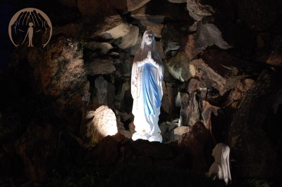 Figura Matki Bożej w Grocie Świętej Wody oświetlona nocą