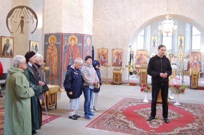 Wnętrze Prawosławnego Monastyru Zwiastowania Przenajświętszej Bogurodzicy w Supraślu, brat Jan przemawia do pielgrzymów