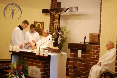 Msza Święta, ministranci Pan Piotr i Pan Paweł asystują ks. Antoniemu, ks. Juliusz siedzi obok Ołtarza