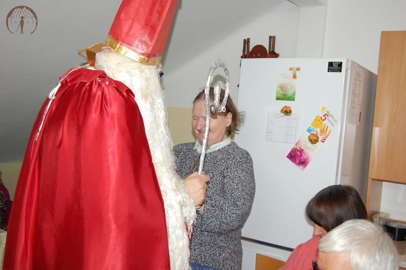 Dom Nadziei, skrzydło św. Teresy, Święty Mikołaj wręcza prezent Pani Bernadetcie
