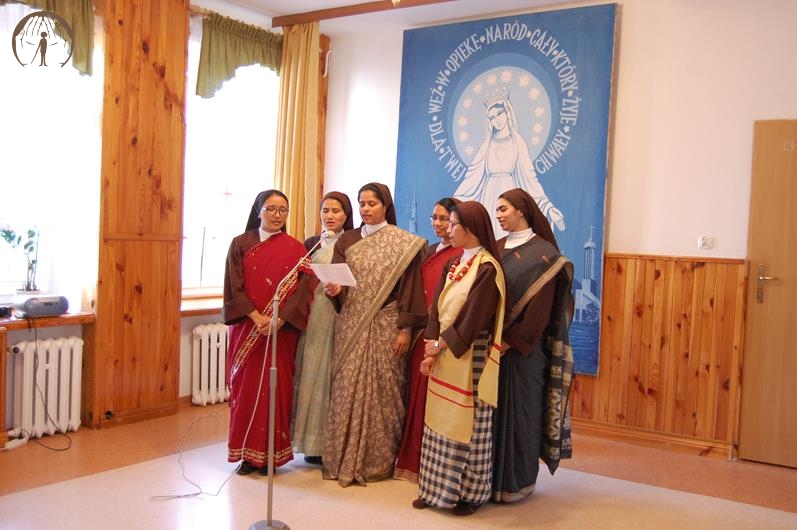Świetlica w Domu Nadziei, Siostry z Indii stoją na scenie ubrane w sari i śpiewają indyjskie pieśni