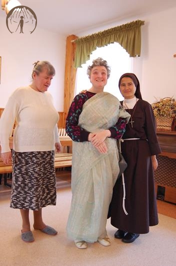 Świetlica w Domu Nadziei, Pani Dagmara ubrana w sari pozuje do zdjęcia z Siostrą Catherine i Panią Tamarką