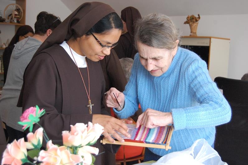 Pracowania tyflologiczna w Soli Deo, Pani Kazimiera prezentuje Siostrze Crispin sposób ręcznego tkania dzianiny na warsztaciku tkackim