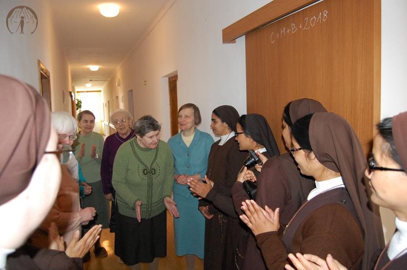Skrzydło św. Elżbiety w Domu Nadziei, Mieszkanki witają w drzwiach przybyłe w odwiedziny Siostry