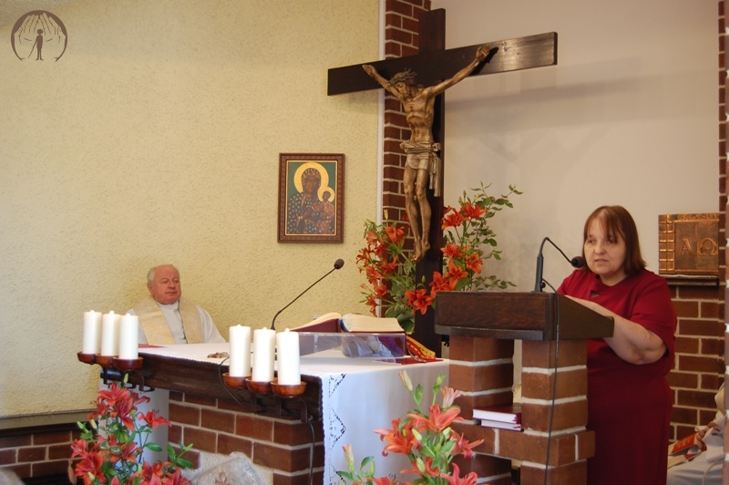 Kaplica w Domu Nadziei, Msza Święta, czyta Pani Barbara, w prezbiterium siedzi ks. Andrzej