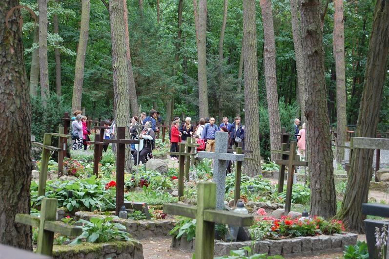 Cmentarz w Laskach, Uczestnicy obchodów nawiedzają groby zmarłych