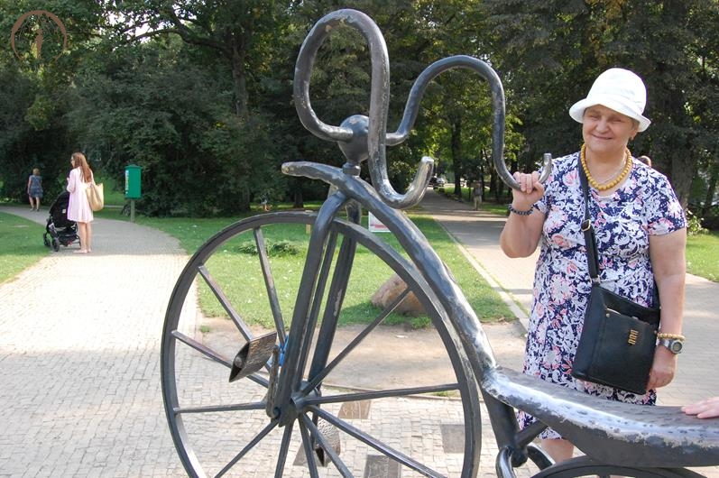 Nałęczów, Park Zdrojowy, Pani Maria stoi przy bicyklu