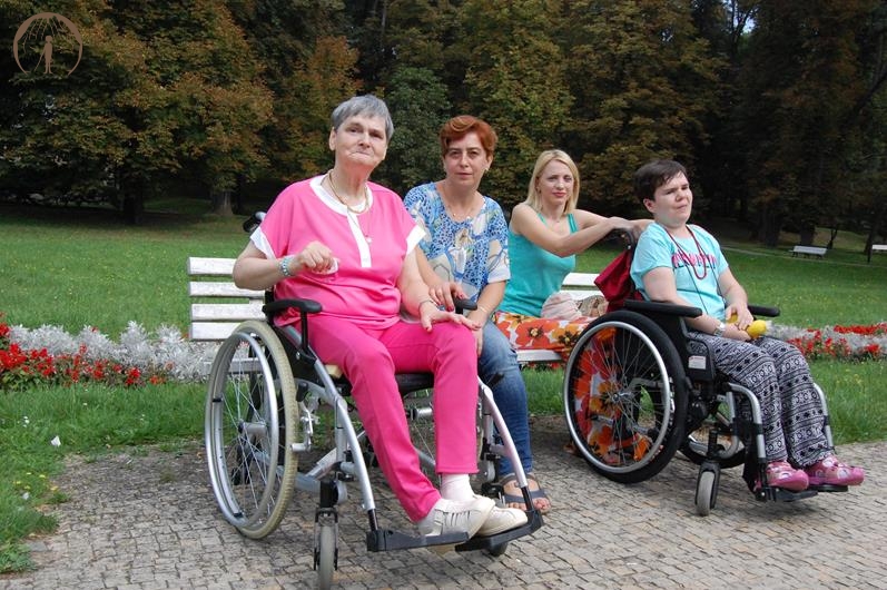 Nałęczów, Park Zdrojowy, na ławeczce odpoczywają Pani Ela, Pani Ania, Pani Katarzyna i Pani Agnieszka