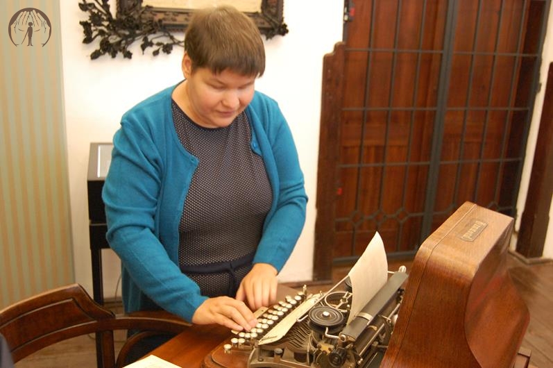 Nałęczów, wnętrze Muzeum Bolesława Prusa, Pani Joanna stoi przy biurku Bolesława Prusa i ogląda maszynę do pisania