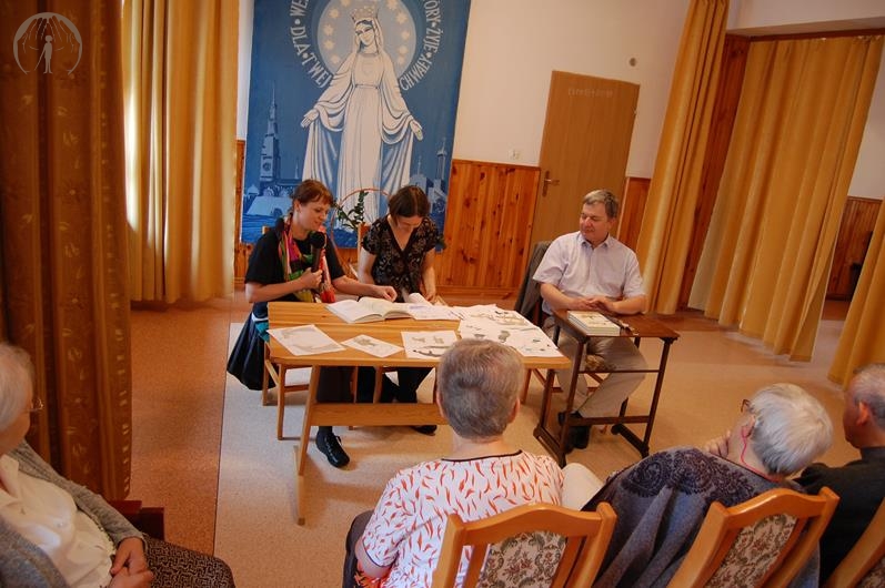 Świetlica w Domu Nadziei, przy stoliku Pani Marzena Dobrowolska opowiada o kulisach swojej pracy nad 