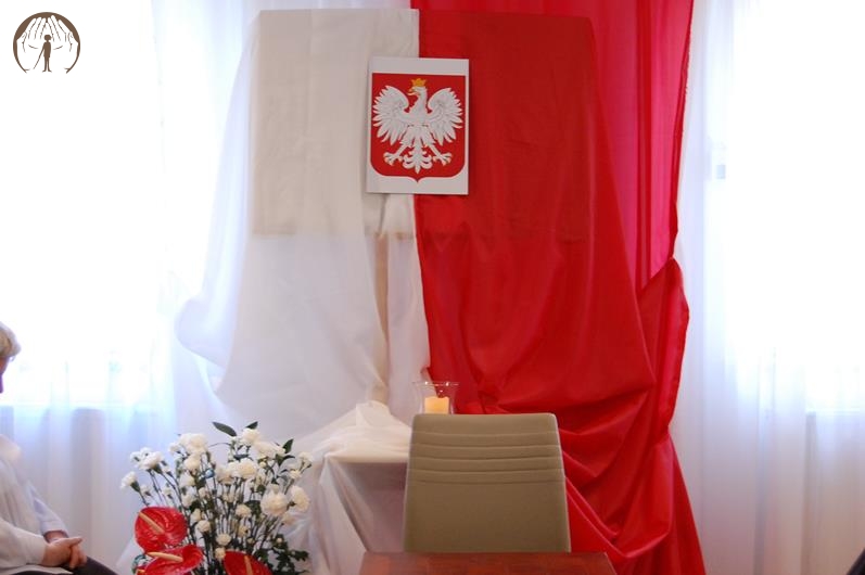 Sala muzykoterapii w Soli Deo, okolicznościowa dekoracja, Godło Polski na tle biało-czerwonego materiału
