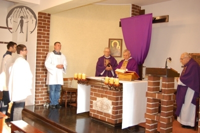 Msza Święta, przy ołtarzu Kapłani i Ministranci