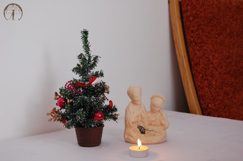 Figurki Świętej Rodziny, świąteczny stroik na stole w pokoju mieszkalnym