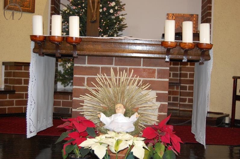 Kaplica w Domu Nadziei, Dzieciątko Jezus leży w żłóbku przed ołtarzem