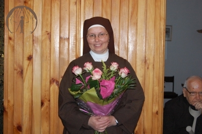 Matka Radosława z bukietem kwiatów