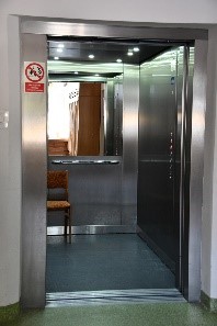 Wejście do windy w budynku Dom Nadziei