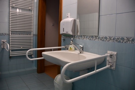 Łazienka w budynku Soli Deo, poręcze przy umywalce