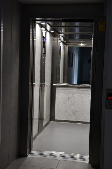 Wejście do windy w budynku WTZ