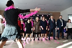 Dom Kultury w Kraśniczynie, uroczystości z okazji Dnia Kobiet, wspólny taniec z zespołem ''Olibabki''