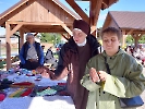 Festyn ''Łączymy Pokolenia''. Siostra Germana i Pani Monika przy stoisku z robótkami ręcznymi.