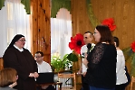 Świetlica Domu Nadziei, uroczystość z okazji imienin Siostry Józefy - składanie życzeń