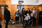 Hol przy kaplicy Domu Nadziei. Pani Joanna składa życzenia Pani Agnieszce.