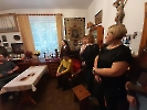 Pielgrzymka do Lasek, nasza grupa w pokoju ks. Tadeusza Fedorowicza