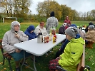 Boisko przy WTZ, piknik integracyjny. Nasze Mieszkanki przy stoliku czekają  na kiełbaski.