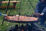 Boisko przy WTZ, piknik integracyjny. Pieczenie kiełbasek na ognisku.