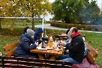 Boisko przy WTZ, piknik integracyjny. Przy stoliku Uczestnicy Warsztatu Terapii Zajęciowej.
