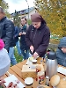 Boisko przy WTZ, piknik integracyjny. Siostra Germana kroi pieczonego ziemniaka.