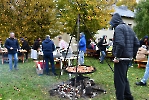 Piknik integracyjny, boisko przy WTZ. Pan Paweł pilnuje ogniska.