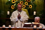 Msza Święta w Kaplicy Matki Bożej Anielskiej w Laskach. Przy ołtarzu Arcybiskup Tadeusz Wojda.