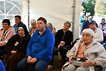 Spotkanie Absolwentów w Laskach - grupa Absolwentów w namiocie.
