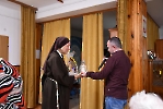 Świetlica Domu Nadziei, Pan Paweł wręcza Siostrze Lidii prezent.