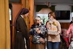 Świetlica Domu Nadziei, Pani Maria i Pani Kasia dziękują Siostrze Lidii za spotkanie i wręczają prezent.