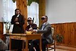 Świetlica Domu Nadziei, warsztaty pt. Najważniejsze niewidzialne dla oczu. Pan Paweł i Pan Tomasz wykonują ćwiczenia bez użycia wzroku.