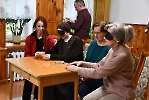 Świetlica Domu Nadziei, warsztaty pt. Najważniejsze niewidzialne dla oczu. Pani Magda, Siostra Mieczysława, Pani Agnieszka i Pani Urszula wykonują ćwiczenia bez użycia wzroku.