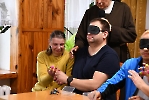 Świetlica Domu Nadziei, warsztaty pt. Najważniejsze niewidzialne dla oczu. Uczestnicy Warsztatu Terapii Zajęciowej wykonują ćwiczenia bez użycia wzroku.